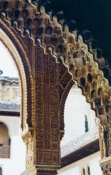 Les arcades du patio des arrayanes.